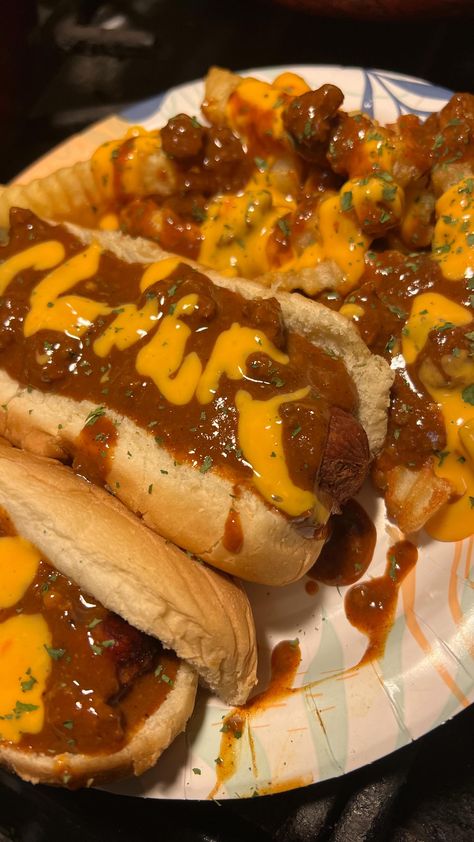 Keyonia Stacks (@yummyontherun_) • Instagram photos and videos Chilli Cheese Dogs, Freakshakes Recipe, Cooking Soul Food, Extreme Food, Chili Cheese Fries, Road Trip Food, Chili Dogs, Chili Cheese, Food Babe