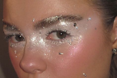 Glittery makeup, glitter aesthetic Matte Make Up, Halloween Makeup Look, Maquillage On Fleek, Smink Inspiration, Ethereal Makeup, Dope Makeup, Make Up Inspo, Glitter Makeup, Editorial Makeup