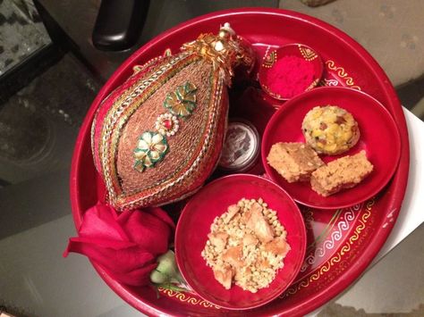 Gol Dhana Plate Decoration, Coconut Decoration For Engagement, Ganesh Sthapna, Nariyal Decoration, Ring Box Wedding Diy, Wedding Gifts Indian, Coconut Decoration, Wedding Packing, Wedding Gift Items