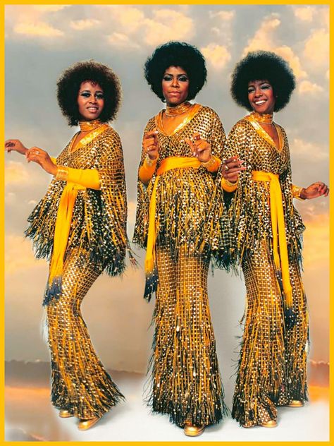 The Supremes L-R Cindy Birdsong, Jean Terrell and Mary Wilson 1970 Motown Fashion, Black 70s Fashion, 70's Hairstyles, Soul Train Themed Party, Afro Disco, Cindy Birdsong, Moda Disco, 70s Black Women, Circus Clowns