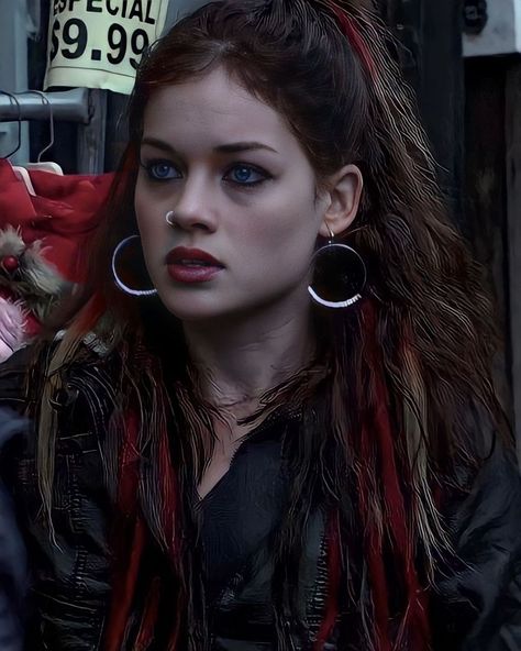 Mandy Milkovich Season 1, Mandy Shameless, Emma Greenwell, Mandy Milkovich, Jane Levy, Clever Costumes, Small Waist Workout, Emily Bett Rickards, Alternate Universe