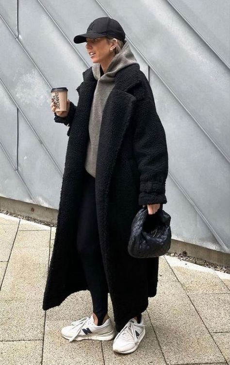 Long Teddy Coat Outfit, Black Teddy Coat Outfit, Teddy Coat Street Style, City Break Outfit Winter, Black Teddy Coat, Teddy Coat Outfit, Fall Jackets Outfit, Long Teddy Coat, Long Coat Outfit