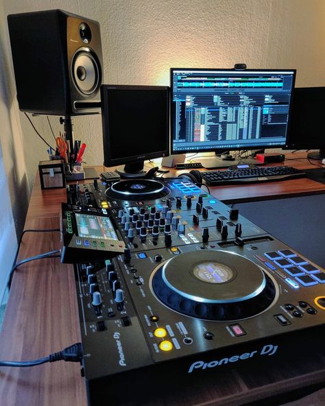 Dj Setup Ideas Home Bedroom, Home Dj Setup, Bedroom Music Studio, Dj Aesthetic, Dj Studio, Dj Decks, Music Room Design, Dj Table, Home Recording Studio Setup