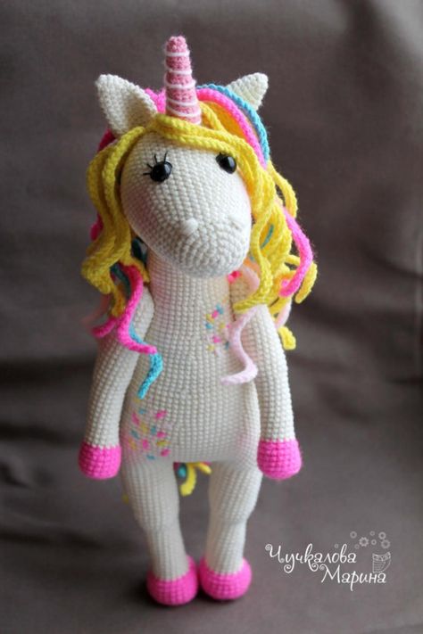 Une belle idée cadeau à offrir à un enfant! Crocheted Unicorn, Crochet Unicorn Pattern, Toys Design, Unicorn Doll, Confection Au Crochet, Toy Crochet, Crochet Unicorn, Unicorn Pattern, Unicorn Toys