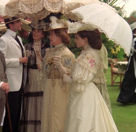 TBT: A Room With a View (1985) – Frock Flicks Merchant Ivory, Edwardian Aesthetic, Victorian Era Dresses, Edwardian Costumes, Garden Party Outfit, A Room With A View, Best Costume, Historical Movies, Period Clothing