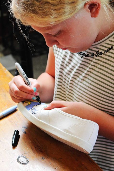 How To Decorate Canvas Shoes With Markers Decorate Canvas Shoes, Draw On Shoes, Drawing On Shoes, Cut Out Canvas, Canvas Shoes Diy, Doodle Shoes, Doodle Canvas, Easy Art For Kids, White Canvas Shoes