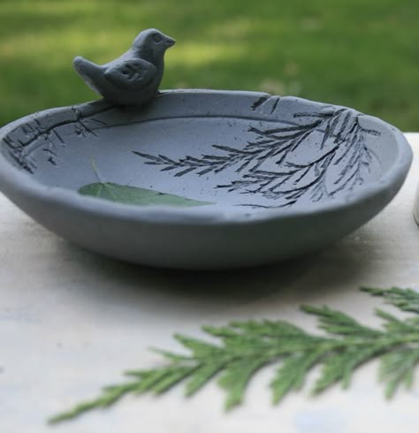 Ceramic Bird Bath, Ceramic Birdhouse, Beginner Pottery, Pottery Workshop, Pottery Painting Designs, Pottery Handbuilding, Keramik Design, Cerámica Ideas, Garden Pottery