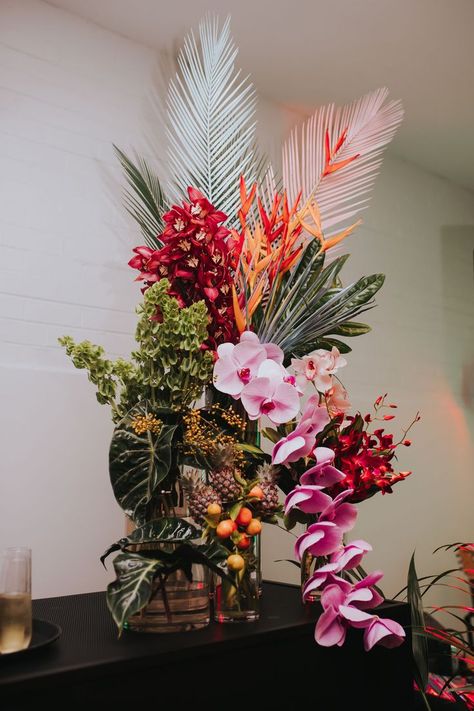 Flower Arrangements Tropical, Quinceañera Decorations, Flower Arrangements Spring, Jas Wedding, Spring Flower Arrangements Centerpieces, Floral Centrepiece, Tropical Weddings, Modern Warehouse, Tropical Floral Arrangements