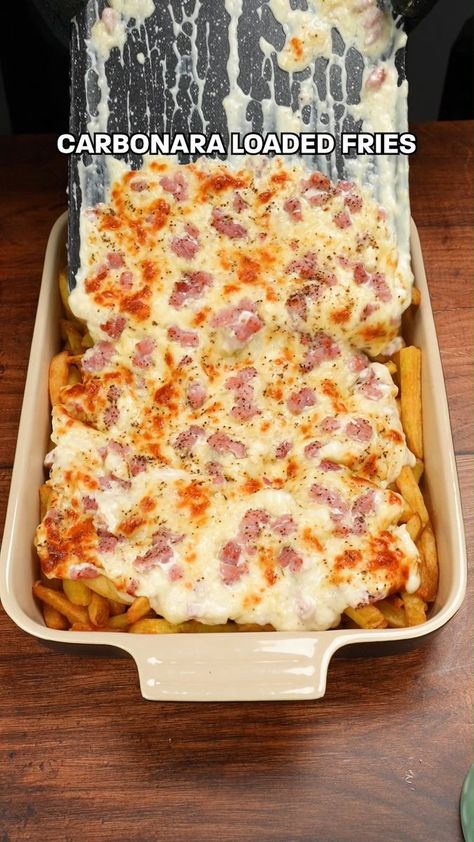 Breakfast Fries, Easy Carbonara, Loaded Fries Recipe, Carbonara Sauce, Loaded Fries, Potato Recipes Side Dishes, Food Time, Beef Casserole Recipes, Fries Recipe