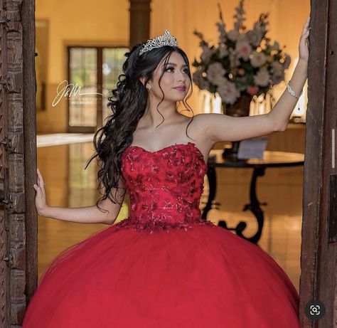 Quinceanera Photoshoot Hairstyles, Quince Hairstyles Updos Half Up Half Down, Quince Hairstyles With Crown Ponytail, Hair Down Hairstyles For Quince, Hair For Quinceanera With Crown, 15 Hairstyles With Crown Half Up, Curly Hairstyles For Sweet 16, Quince Photoshoot Hairstyles, Quince Hair Front View