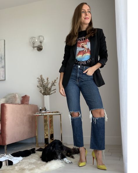 Sydne Style shows ways to wear a graphic tee with jeans and blazer Band Tee Outfits Fall, Band Tee Outfits, Graphic Tshirt Outfit, Tee Shirt Outfit, Graphic Tee Style, Graphic Tee Outfits, Oversized Outfit, Fall Outfit Ideas, Tshirt Outfits