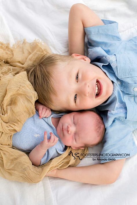 Brothers...too freaking cute Brothers Pictures, Newborn Family Pictures, Newborn Sibling, Baby Boy Newborn Pictures, Baby Boy Newborn Photography, Newborn Photography Boy, Newborn Family Photography, 동화 삽화, Newborn Family Photos