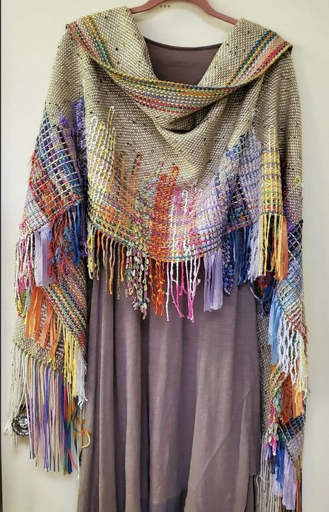 Rigid Heddle Weaving Projects, Tapestry Loom Weaving, Rigid Heddle Weaving Patterns, Weaving Patterns Design, Art Yarn Weaving, Weaving Scarfs, Knitting For Beginners Videos, Knitting For Beginners Hats, Tapestry Loom