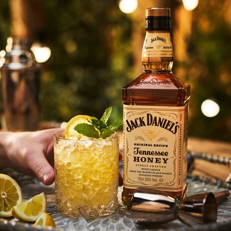 Make the most of the long Summer nights and give our easy peasy recipes a whirl 🌅 Jack Daniels Honey, Jack Daniel's Tennessee Whiskey, Tennessee Honey, Night Recipes, Easy Peasy Recipes, Alcohol Party, Tennessee Whiskey, Classic Cocktail, Jack Daniels Whiskey Bottle