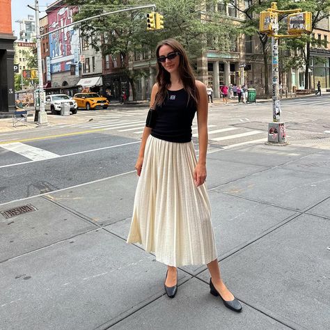 10 Outfits to Pack if Your Summer Travel Plans Include a Big City Summer Travel Outfits, City Break Outfit, Skirt Outfit Summer, Fall Travel Outfit, 75 Hard, White Linen Dresses, Travel Outfit Summer, Travel Outfits, Silky Blouse