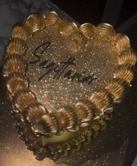 Glitter Cake Birthday Sparkle, Gold Sweet 16 Cake, Gold Birthday Ideas, Sagittarius Birthday Cake, Crazy Birthday Cakes, Gold Glitter Cake, Birthday Sleepover Ideas, Maggi Recipes, Sagittarius Birthday