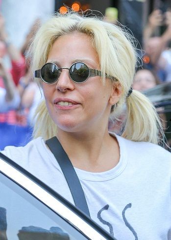 Lady Gaga without makeup 19 Lady Gaga No Makeup, Lady Gaga Makeup Tutorial, Over The Top Makeup, Lady Gaga Without Makeup, Lady Gaga Hair, Gaga Makeup, Lady Gaga Images, Lady Gaga Makeup, Nude Pink Lipstick