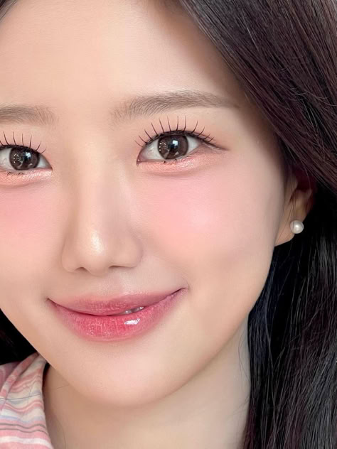 Korean pink makeup look: pink blossom Pink Makeup Looks, Make Up Mata, Blush Application, Pink Vibe, How To Make Up, Glam Ideas, Korean Makeup Look, Korea Makeup, Soft Makeup Looks