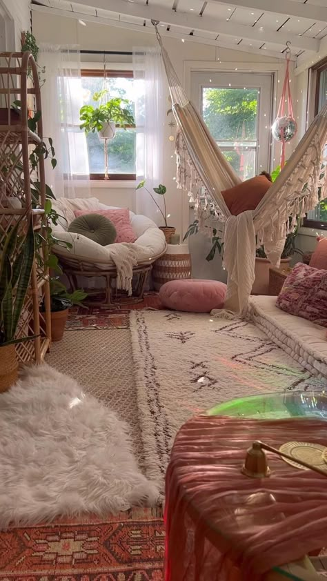 Stile Hippie Chic, Redecorate Bedroom, Dream House Rooms, Cozy Room Decor, Apartment Decor Inspiration, Dream Room Inspiration, Room Makeover Bedroom, Room Makeover Inspiration, Cute Room Decor