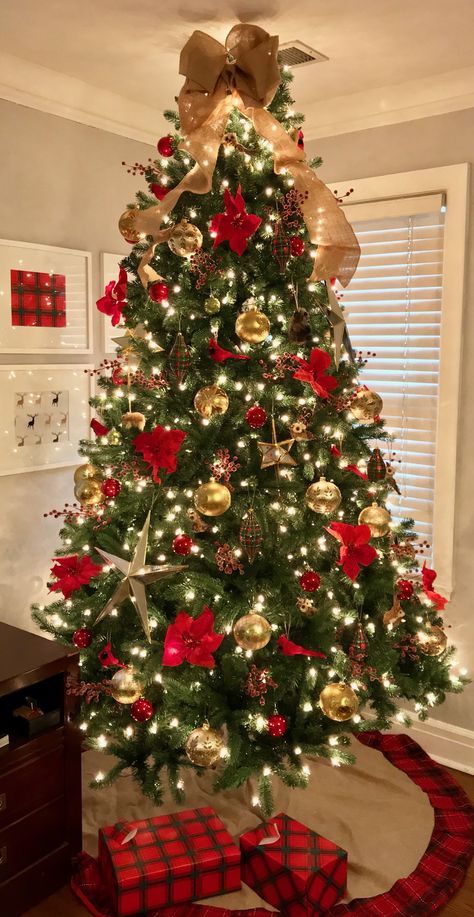 Christmas Tree Inspo, Red Gold Christmas, Red And Gold Christmas Tree, Gold Christmas Tree Decorations, Christmas Dreaming, Christmas Tree Decorating Themes, Elegant Christmas Trees, Creative Christmas Trees, Christmas Tree Decorations Diy