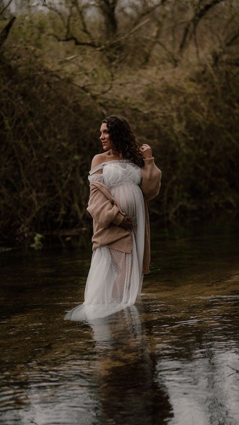 Maternity Photo Shoot River, Lakeside Maternity Photos, Maternity Photo Shoot Ideas Creek, Water Maternity Shoot, Maternity Photos In Water, River Maternity Pictures, Creek Maternity Pictures, Water Maternity Pictures, Water Maternity Photos