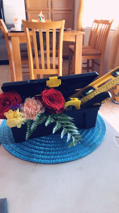 Floral Arrangements For Fathers Day, Father’s Day Centrepiece, Tools Centerpiece Ideas, Toolbox Centerpiece Ideas, Tool Box Centerpiece Ideas, Father's Day Party Decorations Ideas, Father Day Centerpiece Ideas, Tool Centerpieces, Tool Box Decorating Ideas