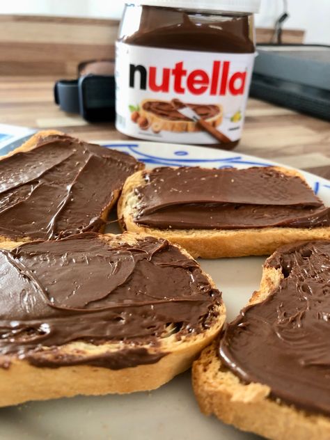 Nutella And Bread, Nutella Aesthetic, Bread With Nutella, Bread Nutella, Cupcake Recipes Uk, Cupcake Recipes Chocolate, Soft Foods, Snack Mix Recipes, Food Babe