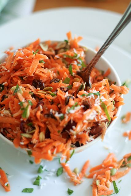 Carrot Salad-8 by Sonia! The Healthy Foodie, via Flickr Sriracha Dressing, Raisin Salad, Carrot Raisin Salad, Carrot Salad Recipes, Pineapple Salad, Paleo Lunch, Carrot Salad, Tahini Dressing, Vegan Salad