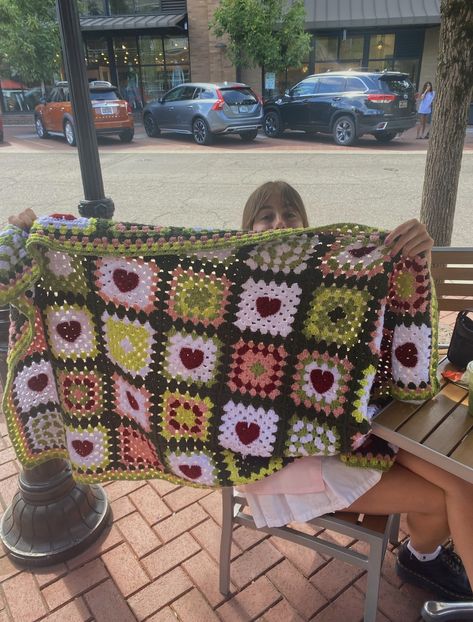 Different Granny Square Blanket, Crocheted Blanket, Crochet Blanket Designs, Crochet Quilt, Fun Crochet Projects, Crochet Square, Diy Crochet Projects, Crochet Home, Crochet Blanket Patterns