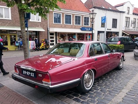 Jaguar Xj6 Series Iii, Car Gang, Classic Jaguar, Auto Garage, Jaguar Daimler, British Cars, Music Hall, Series 3, Car Garage