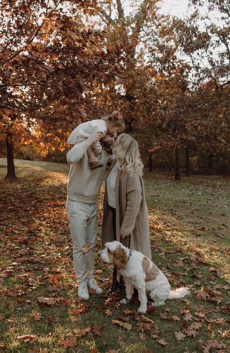 Family Xmas Photos, Holiday Family Photo Ideas, Dog Christmas Photos, Fall Family Outfits, Autumn Shoot, Family Outfit Ideas, Winter Family Photos, Family Aesthetic, Xmas Photos