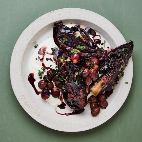 Grilled red cabbage with gorgonzola and grapes Recipes Red Cabbage, Gorgonzola Recipes, Yotam Ottolenghi Recipes, Blue Cheese Recipes, Leek And Potato, Red Cabbage Recipes, Ottolenghi Recipes, Bacon On The Grill, Cabbage Recipe