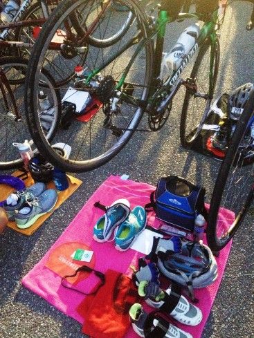 Triathlon Transition Tips to Become a Faster Triathlete - rUnladylike Triathlon Transition Set Up, Triathlon Women Aesthetic, Triathlon Aesthetic, Triathlon Transition, Ironman Triathlon Training, Ironman Training, Triathlon Women, Sprint Triathlon, Triathlon Motivation