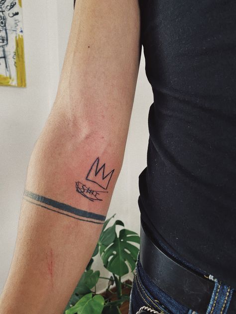 Basquiat Art Tattoo, Basquiat Crown Tattoo, Basquiat Tattoo, Basquiat Crown, Basquiat Art, Tattoo Spots, Doodle Tattoo, Crown Tattoo, Discreet Tattoos