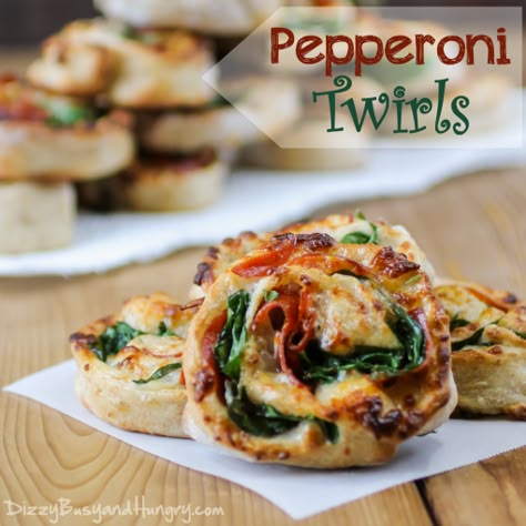 Pepperoni Twirls - Put a new spin on pizza night with these fun pinwheel-like pizza dough discs featuring pepperoni, mozzarella, and spinach! Pepperoni Pinwheels, Vegan Pizza Rolls, Mini Pizzas, Appetizers Finger Foods, Amazing Appetizers, Appetizers And Dips, Vegan Pizza, Finger Food Appetizers, Pizza Pizza