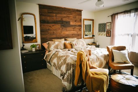 DIY bedroom makeover series: Complete shopping list of this rustic bedroom. Retreat Bedroom, Stylish Master Bedrooms, Minimalist Bedroom Decor, Cottage Room, Stylish Bedroom Design, Eclectic Bedroom, Bedroom Retreat, Stylish Bedroom, Master Bedding