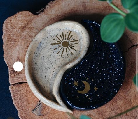 Spiritual Pottery Ideas, Natural Clay Art, Moon Ashtray Clay, Spiritual Clay Art, Beginner Air Dry Clay, Ceramica Ideas Originales Faciles, Inscent Holder Diy, Ceramic Ashtray Ideas, Diy Clay Ashtray Ideas