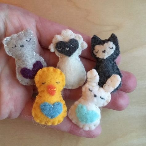 Mini Pocket Critters - New Pattern Release - Swoodson Says Tiny Felt Dolls, Bunny Sewing Projects, Tiny Felt Animals Free Pattern, Small Felt Animals, Animal Sewing Projects, Easter Felt Crafts, Mini Sewing Projects, Pocket Critters, Pocket Crafts