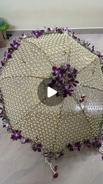 50K likes, 186 comments - kalai_flower_cart on November 24, 2023: "#floralumbrella #groomumbrella #flowerumbrella Beautiful Flower Umbrella for Groom Entry😍 Order 3 weeks advance😊 WhatsApp 88708...". Plate Decoration Wedding, Bridal Umbrella Entry, Haldi Umbrella Decor, Upside Down Umbrella With Flowers, Bridal Entry Ideas Indian Umbrella, Flower Umbrella Wedding Indian, Pelli Poola Jada, Flower Umbrella, Poola Jada