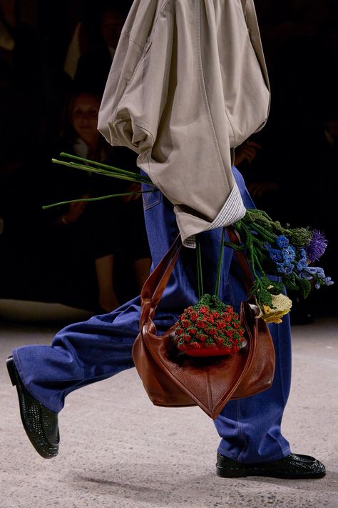 Bottega Veneta Spring 2025 Ready-to-Wear https://www.vogue.com/fashion-shows/spring-2025-ready-to-wear/bottega-veneta/slideshow/collection#19 Miu Miu Sandals, Bottega Veneta Bag, Single Breasted Coat, Black Tunic, Mode Inspiration, Who What Wear, Crochet Flowers, Bottega Veneta, Runway Fashion