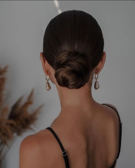 Bride Hairstyles Round Face, Sleek Bridal Bun With Veil, Slick Back Hairstyles Wedding, Round Face Updo, Bridal Hair For Round Face, Low Bun Wedding Hair Front View, Sleek Updo Hairstyles, Frontal Styles, Elegant Wedding Hairstyles