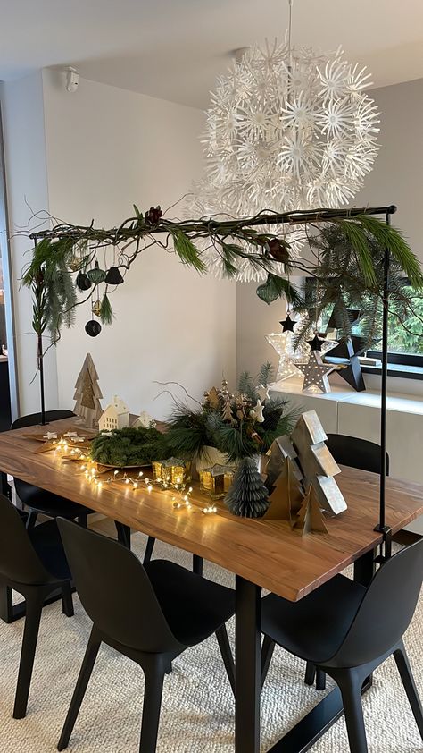 Christmas Table Arch, Deco Ramadan, Christmas Table Set Up, Penny Table, Restaurant Layout, Christmas Arch, Christmas Dining Table Decor, Table Garland, Christmas Dining Table