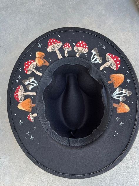 Paint Felt Hat, Painted Hat Ideas, Painted Fedora Hat, Painting On Hats, Painted Cowgirl Hats, Hat Paintings Ideas, Painted Hats For Women, Painted Felt Hat, Painted Cowboy Hats