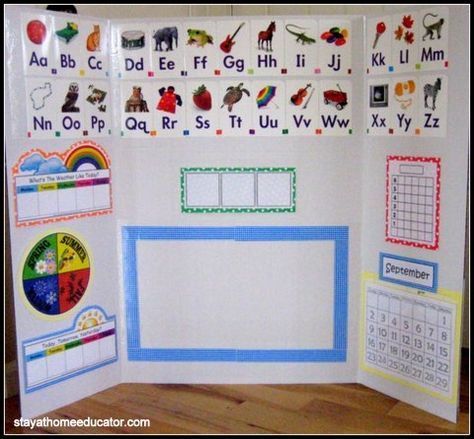 How to make your at home preschool mobile, either for shared teaching or for small spaces. Preschool Trifold Board Ideas, Mobile Classroom Ideas, Circle Time Poster Board, Poster Board Calendar Diy, Learning Boards For Kindergarten, Kindergarten Poster Board Ideas, Homeschool Corner Space, Learning Corners Preschool, Diy Circle Time Board For Toddlers