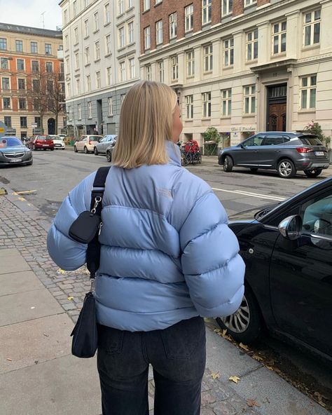 Barbara Kristoffersen, Puffer Outfit, Puffer Jacket Outfit, Ny Outfits, Blue Puffer Jacket, Quoi Porter, Blue Puffer, Outfits Streetwear, Jacket Outfit