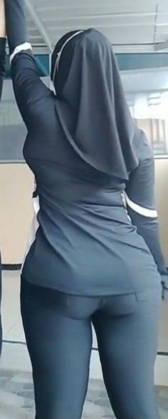 African Hijab, Hijab Turban Style, Seluar Ketat, Big Women Fashion, Hot Dresses Tight, Muslim Women Fashion, Dress African, Muslim Women Hijab, Iranian Women