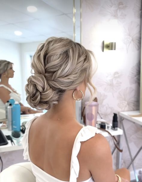 Tuns Bob Lung, Bride Hairstyles Updo, Bridesmaid Hair Inspo, Bridemaids Hairstyles, Wedding Hair Up, Guest Hair, Bridesmaid Hair Makeup, Bridal Hair Updo, Wedding Guest Hairstyles