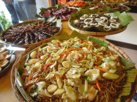 Filipino Fiesta Foods Philippine Themed Party, Filipino Wedding Reception Food, Filipino Fiesta Food, Birthday Food Ideas Filipino, Filipino Table Setting Ideas, Filipino Birthday Party Food, Filipino Food Party Table, Filipino Party Food Ideas, Filipino Christmas Food