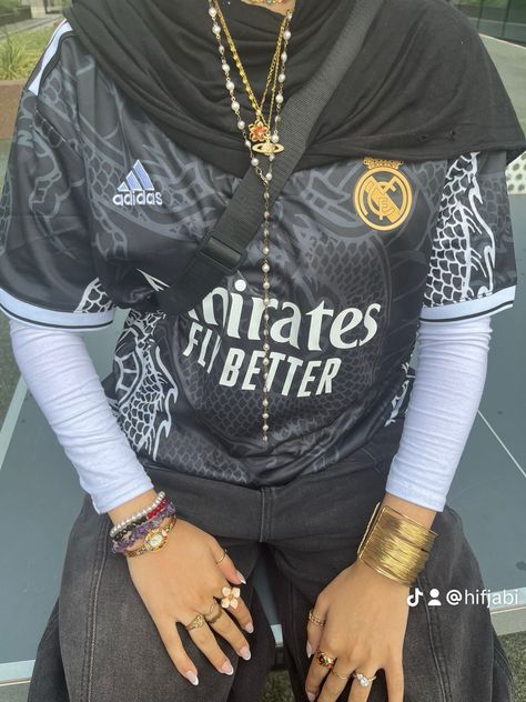 realmardid football top, hijabi outfit inspiration Jersey Hijab Outfit, Baddie Hijabi, Hijabi Outfit Inspiration, Baddie Hijabi Outfits, Ahs Style, Street Hijab, Jersey Fits, Football Top, Hijabi Fits