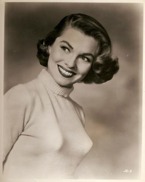 Newyork Cheesecake, Joanne Dru, 1940s Women, Montgomery Clift, Pin Up Photos, Famous Photos, Bullet Bra, New York Cheesecake, Girls Pin